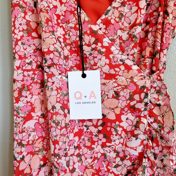 Q+A Los Angeles Floral Wrap Dress - Picture 5 of 10